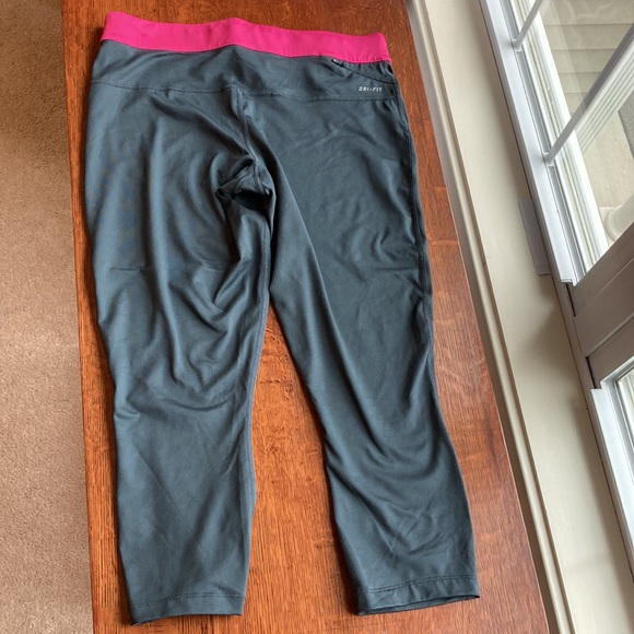 Nike Large crops - Picture 2 of 5